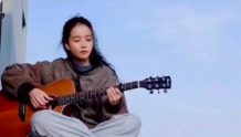 清华大学首位AI虚拟学生华智冰秀新技能 弹吉他唱歌