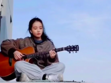 清华大学首位AI虚拟学生华智冰秀新技能 弹吉他唱歌